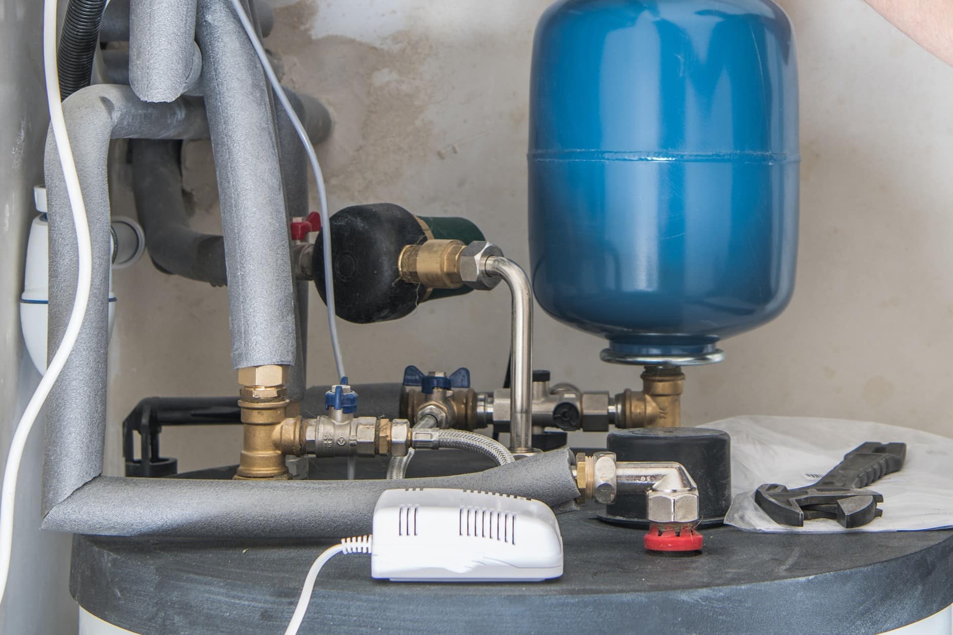 Thermal expansion issues that quietly damage plumbing 1 Expansion tank installed, thermal expansion issues.